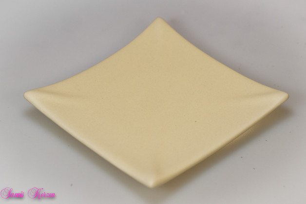 eckiger Keramikteller creme